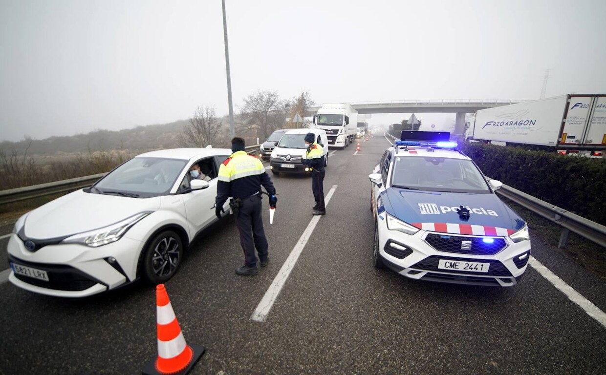 Mossos d'Esquadra dirigiendo el tráfico en Lérida después de un accidente