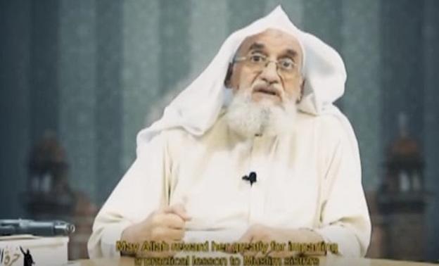 Ayman al-Zawahiri elogiaó a una mujer musulmana que desafió la prohibición de usar hiyab.
