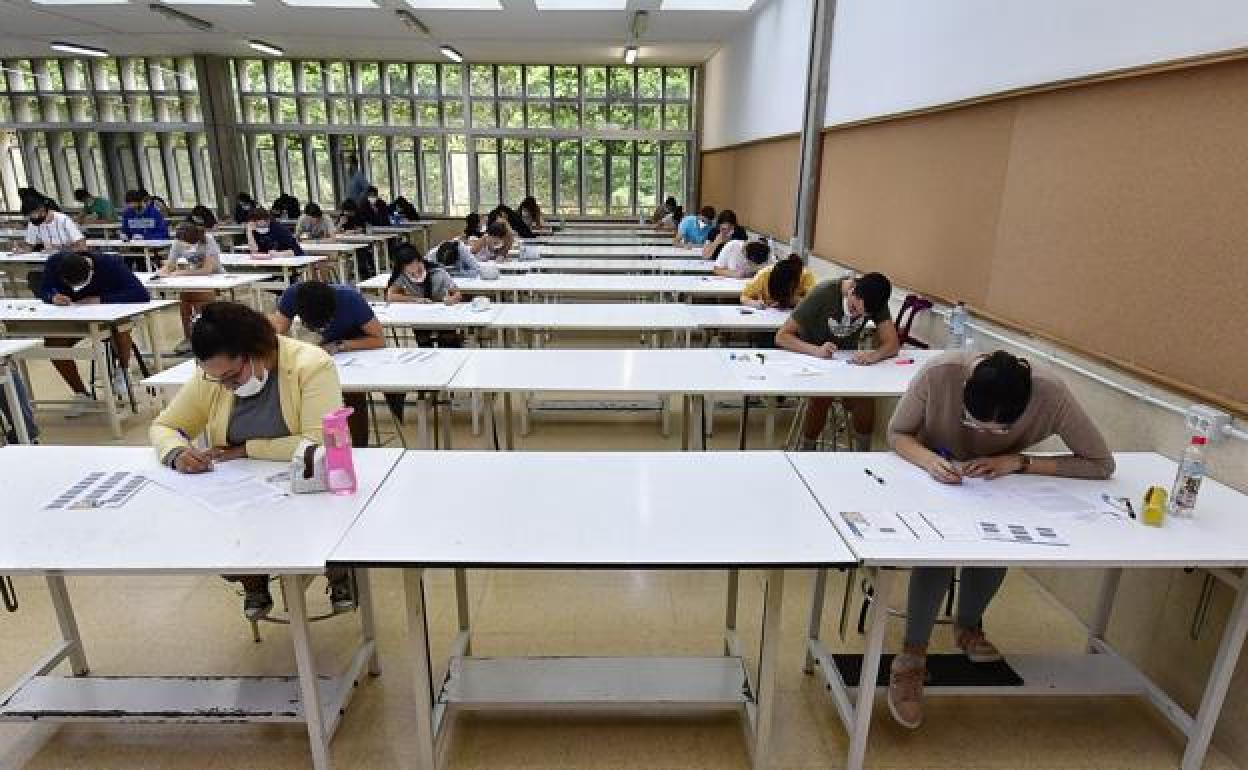 Imagen de archivo de estudiantes en uno de los exámenes de la EBAU en la ULPGC. 