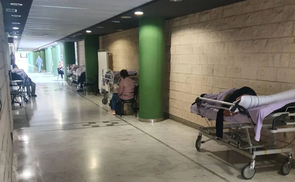 Las camillas ya ocupan los pasillos del Servicio de Radiología. 