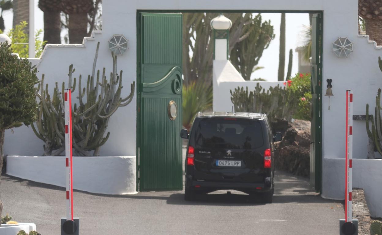 Una furgoneta negra trajo al presidente y a su familia hasta la residencia oficial de La Mareta, en Costa Teguise. 