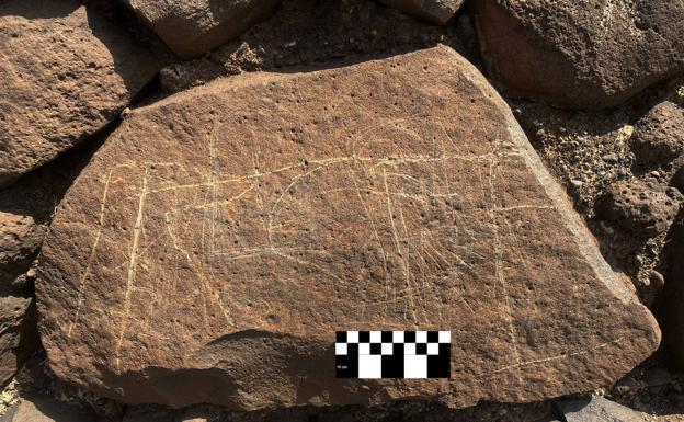 Los ojos expertos del arqueólogo descubrieron un grabado de trazo anrtiguo que representa a un sol, justo encima del elemento que aparece sobre la foto. 