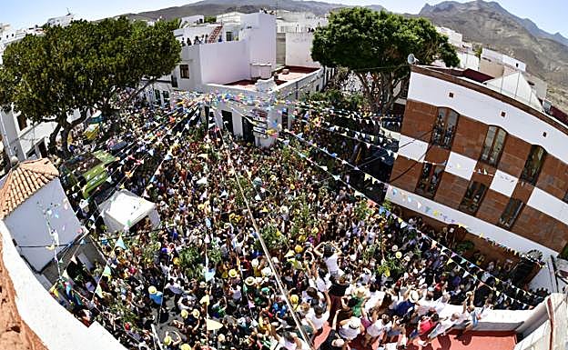 El municipio se llena de gente, música y ramas.