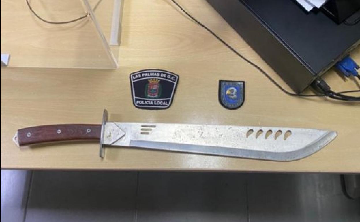 Amenaza con un machete a los viandantes de Vegueta