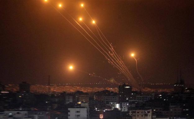 Cohetes disparados por milicianos de Al Quds desde la Franja de Gaza en la madrugada de este sábado, en respuesta al bombardeo israelí