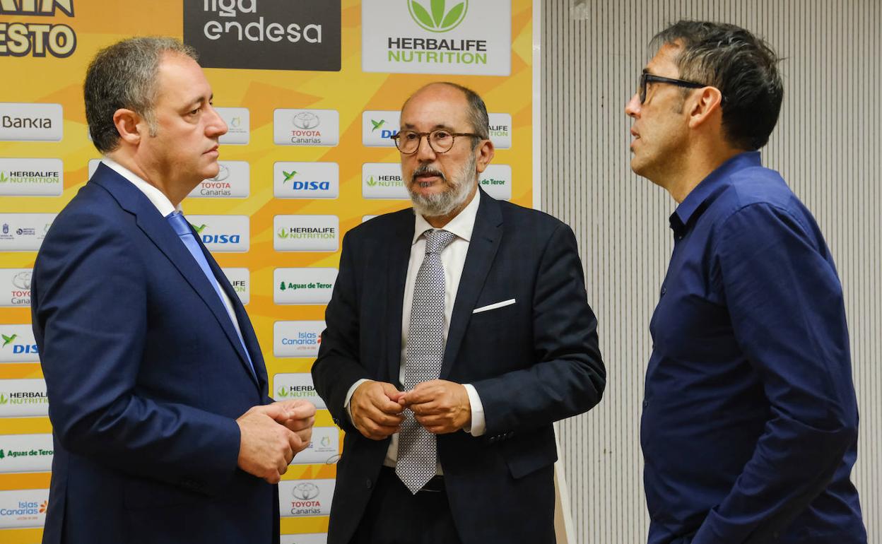 Francisco Castellano -izqueirda-, Enrique Moreno -centro- y Willy Villar conversan. 