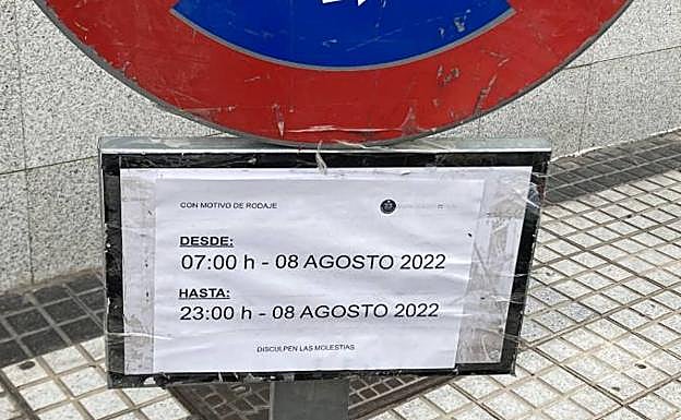 Aviso con la prohibición para no aparcar por este rodaje. 