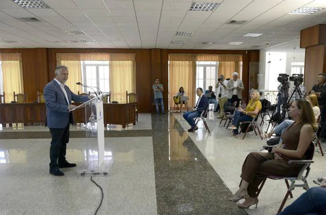 Fotos: La reunión y posterior comparecencia de Sánchez y Torres en Lanzarote, en imágenes