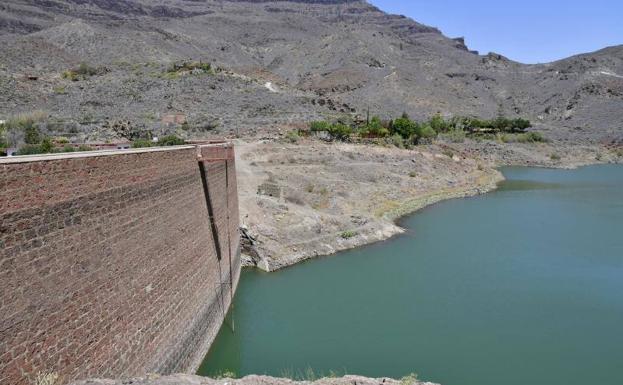 Vista del muro y la presa de Ayagaures, que empezó agosto al 25% de su capacidad. 