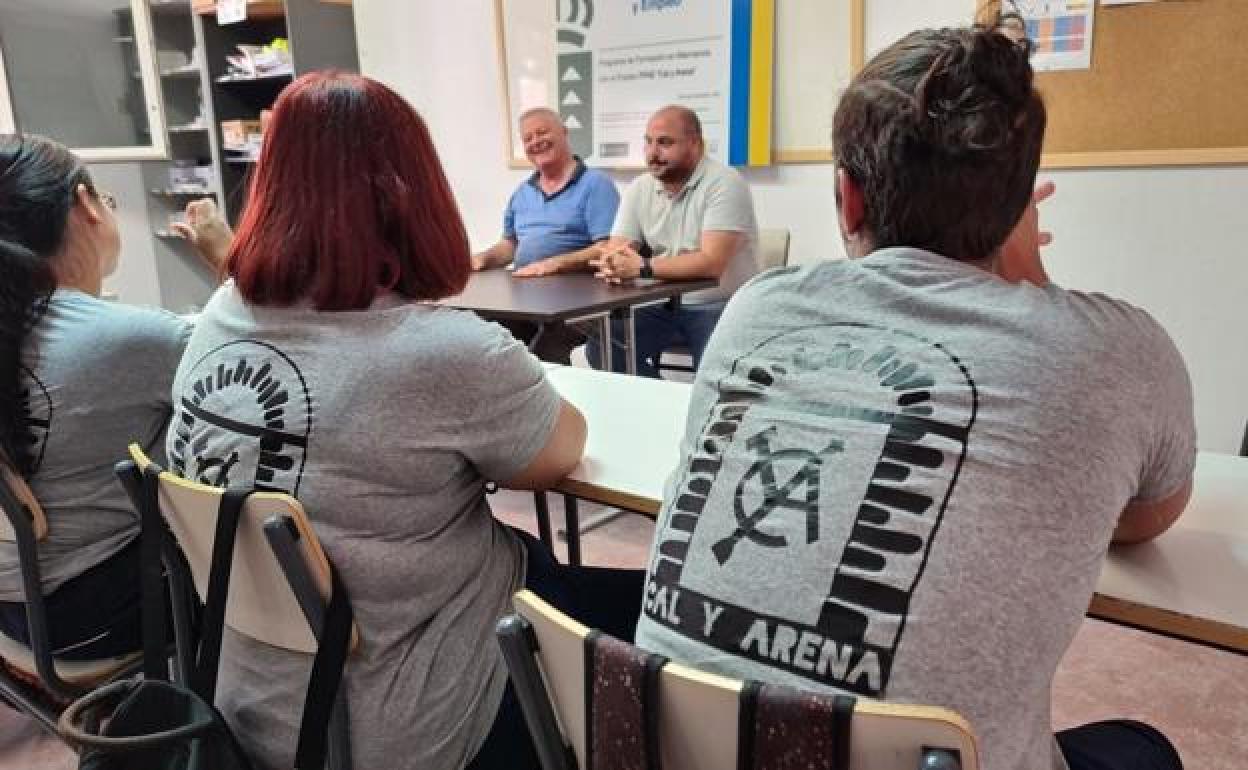 David Perdomo, concejal de Desarrollo Local, y Antonio Ojeda, jefe de sección de las Escuelas Taller de la Consejería de Empleo del Gobierno autónomo, en una toma de contacto con alumnos de los PFAE. 