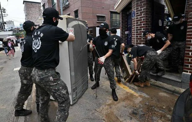 El Gobierno ha movilizado al Ejército. En la imagen, soldados ayudan a despejar un área residencial en la capital, Seúl.