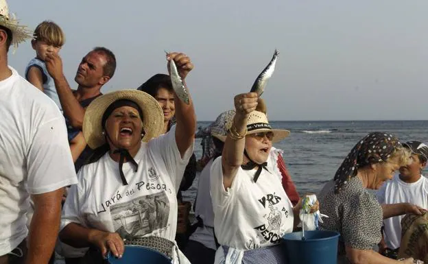 Kilos de sardinas se reparten en la playa para asar. 