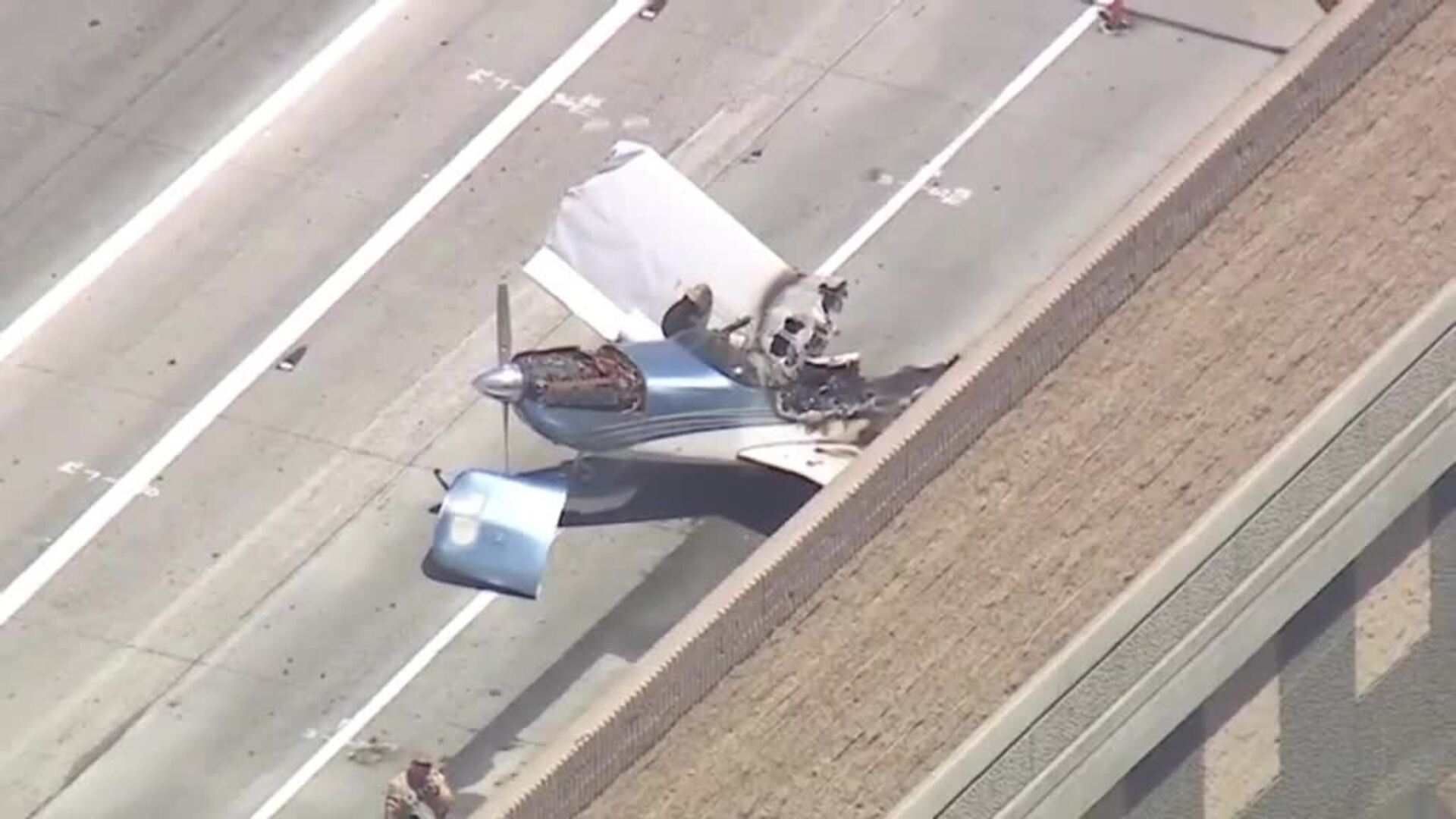 Una avioneta se estrella contra un camión en una autopista de California