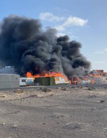 Imagen secundaria 2 - Imágenes del fuego y la gran columna de humo que genera. 