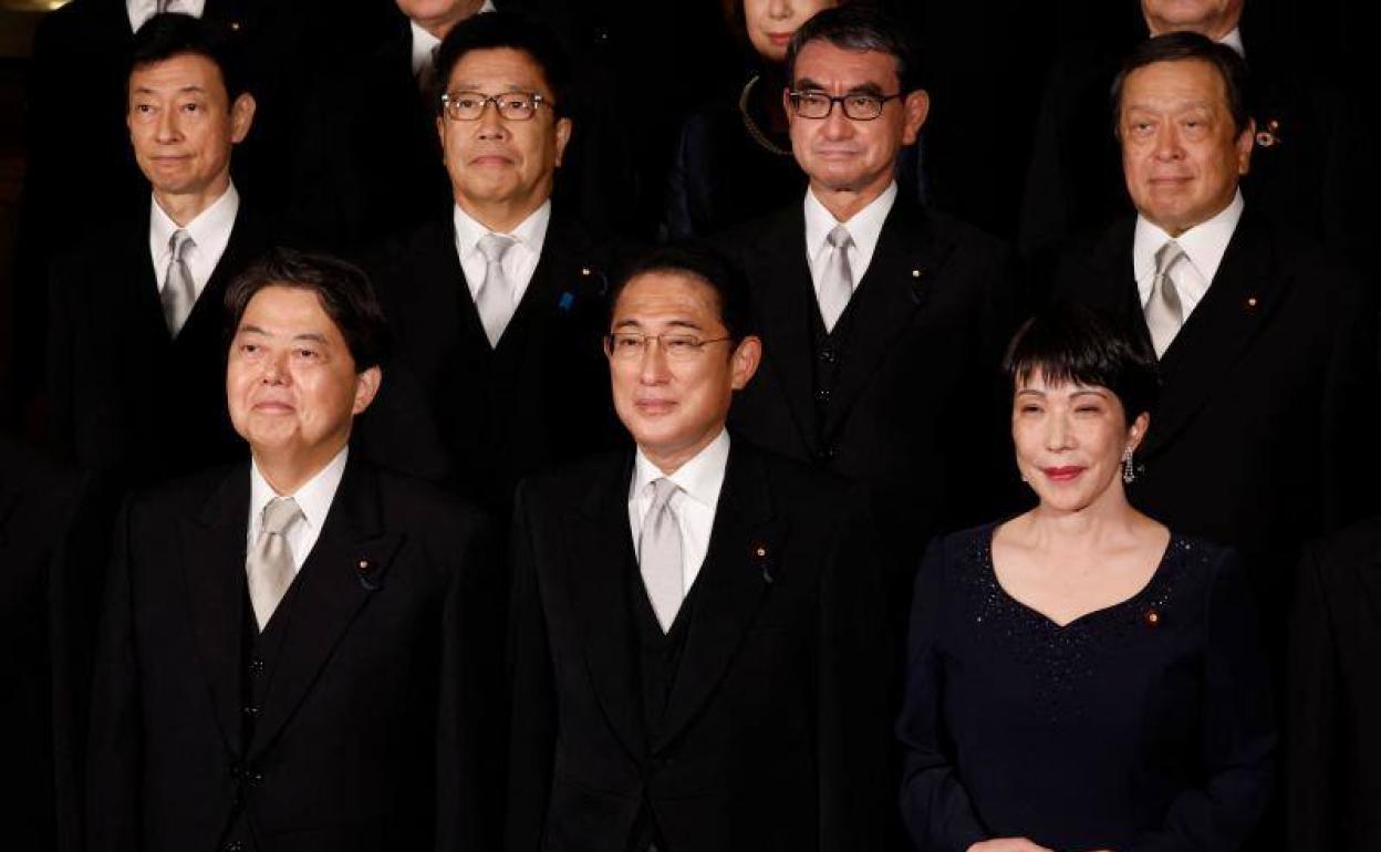 La sombra del asesinato de Abe fuerza un cambio de Gobierno en Japón