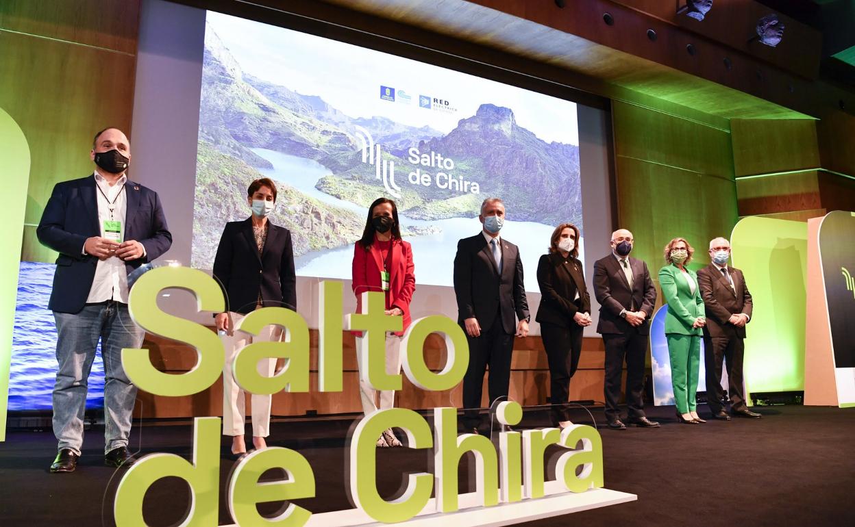 Autoridades en la presentación del inicio oficial de las obras de Salto de Chira. 