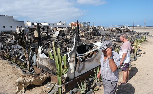 Algunas plantas sobrevivieron al incendio del miércoles por la tarde en el estacionamiento de caravanas de la Punta de Jandía. 