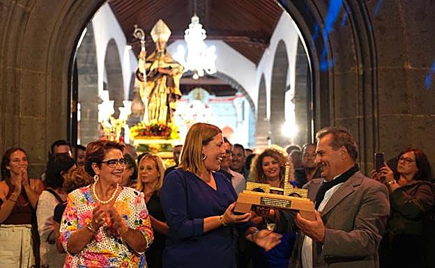 La alcaldesa obsequia al director de Los Campesinos, Miguel Angel Corujo. 