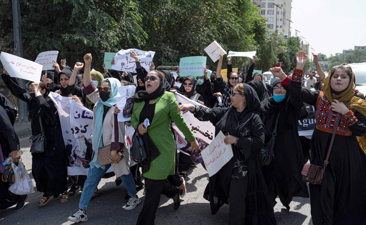 Decenas de mujeres protestan en Kabul por el derecho al trabajo y a la educación. 