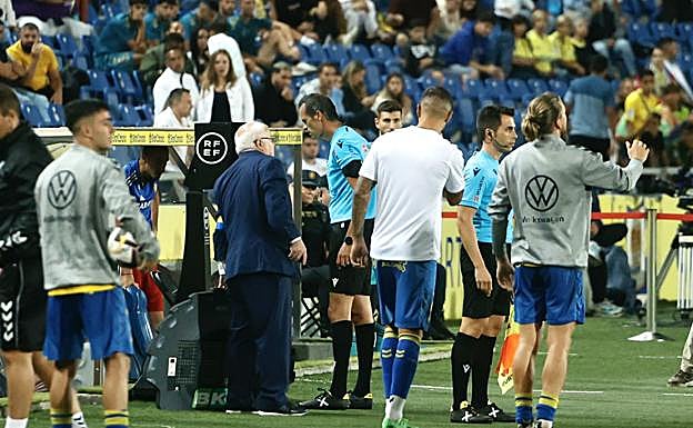 El árbitro consulta el VAR.