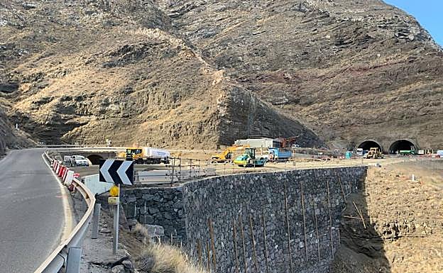 Muro de contención que se construye junto a la GC-200 a la altura de Hoya de Segura. 