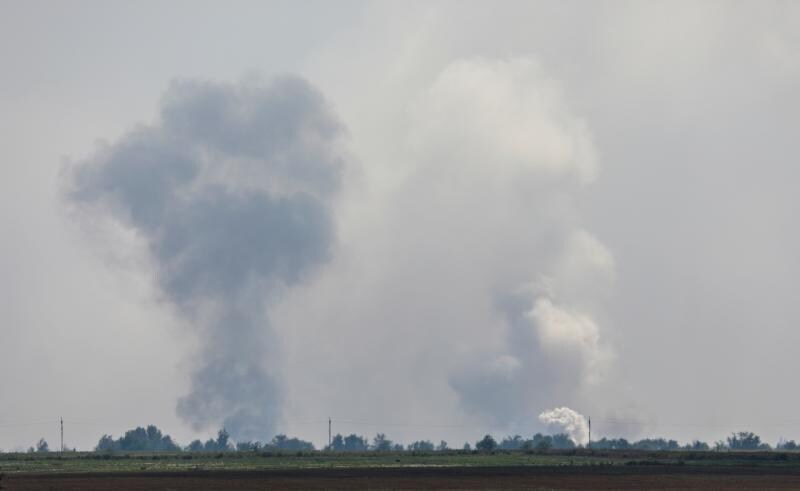 Dos columnas de humo muestran las explosiones en el depósito de munición en Crimea