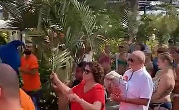 Los turistas se divierten bailando al son de La Rama en Meloneras. 