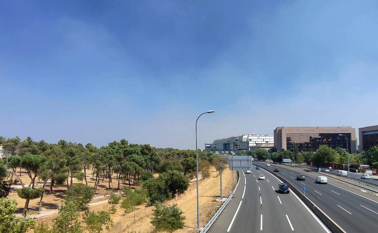 El humo del fuego desatado en Portugal cubre el cielo de Madrid, en la imagen la salida de la ciudad por la A-2..