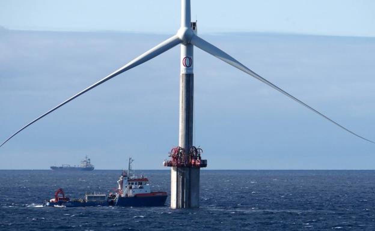 Trabajos de instalación del aerogenerador marino situado en Jinámar, el único en aguas españolas. 