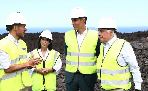 Sánchez visita junto a Torres las obras de la nueva carretera de La Costa