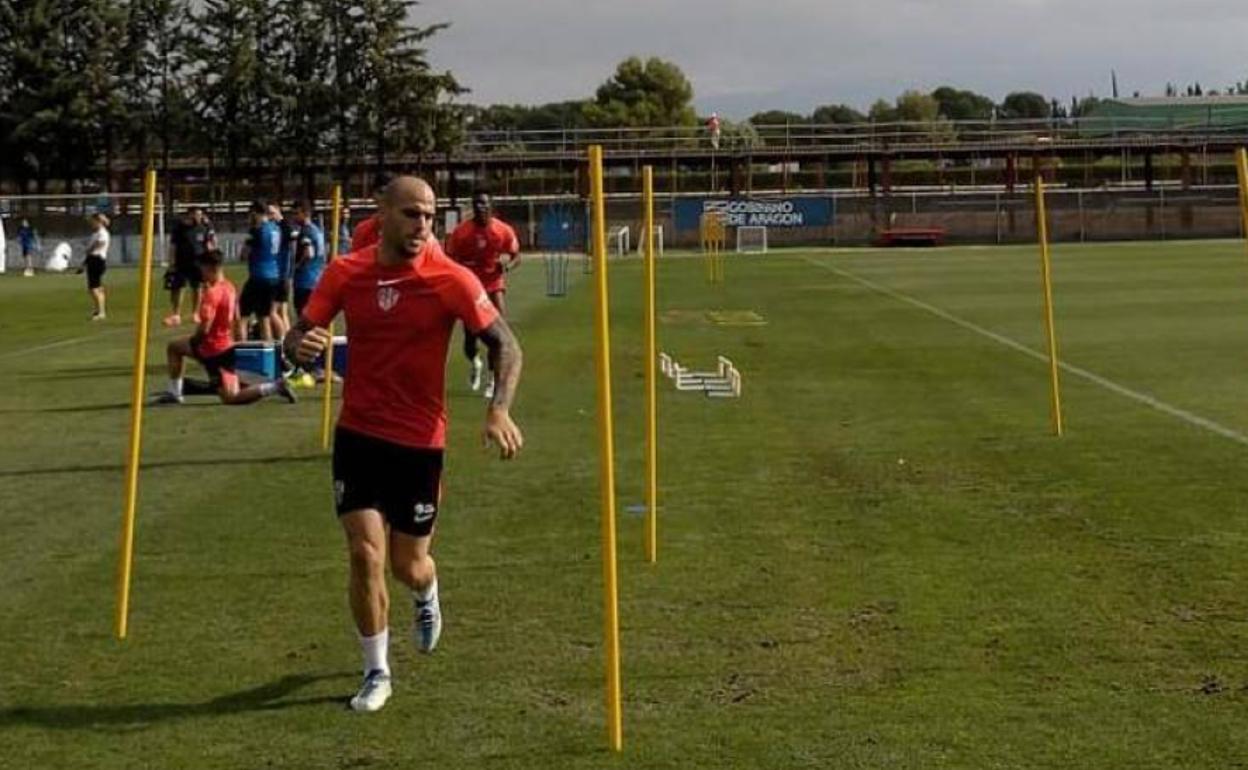 Sandro se entrenó este martes con el Huesca, tal y como se aprecia en la imagen. 