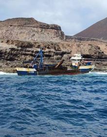 Imagen secundaria 2 - El barco encallado en La Isleta ya está limpio de combustible