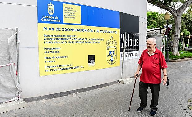 Imagen principal - Los usuarios critican que se amplíe la comisaría y piden poder ir al baño sin tener que pagar. 