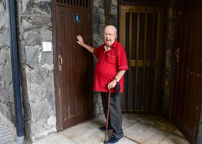Imagen secundaria 1 - Los usuarios critican que se amplíe la comisaría y piden poder ir al baño sin tener que pagar. 