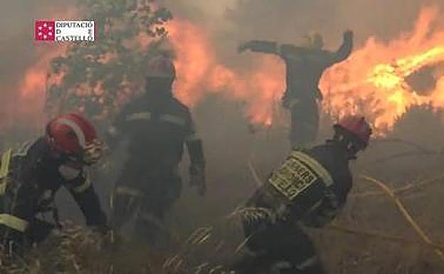 «¡Fuera, fuera, fuera!»: los bomberos escapan de las llamas en Bejís