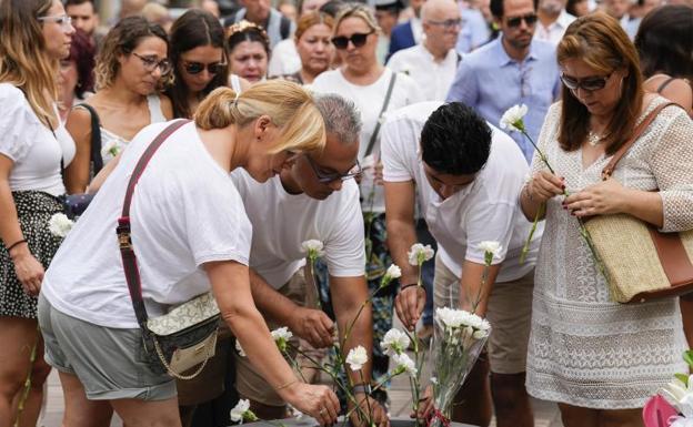 Imagen principal - El independentismo boicotea el homenaje a las víctimas de los atentados de Cataluña