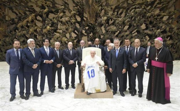 Imagen principal - El papa Francisco recibe al CD Tenerife en el Vaticano