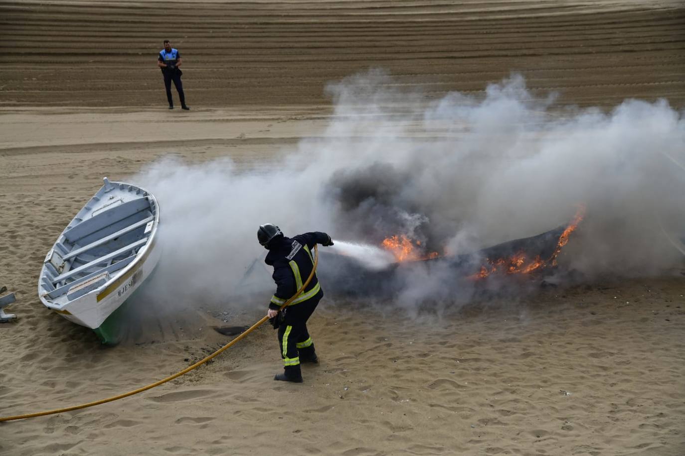 Fotos: Sofocan una barca en llamas en Las Alcaravaneras