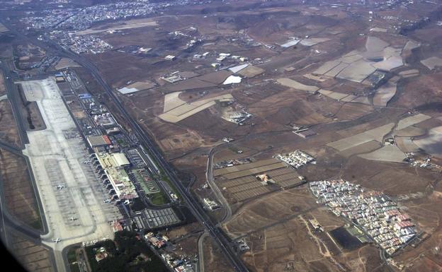 Vista aérea del Aeropuerto de Gran Canaria y de parte del entorno afectado por su ruido 