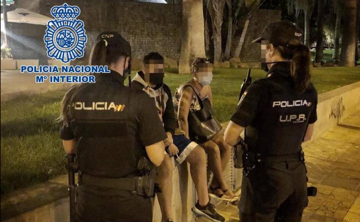 Tres detenidos por robo con violencia en un supermercado