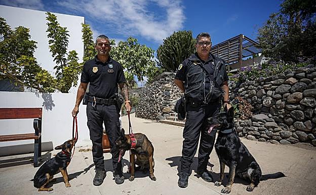 El agente Miguel Borja Sosa y el oficial José Miguel González, en el Pambaso con Seal, Elsa y Ares. 
