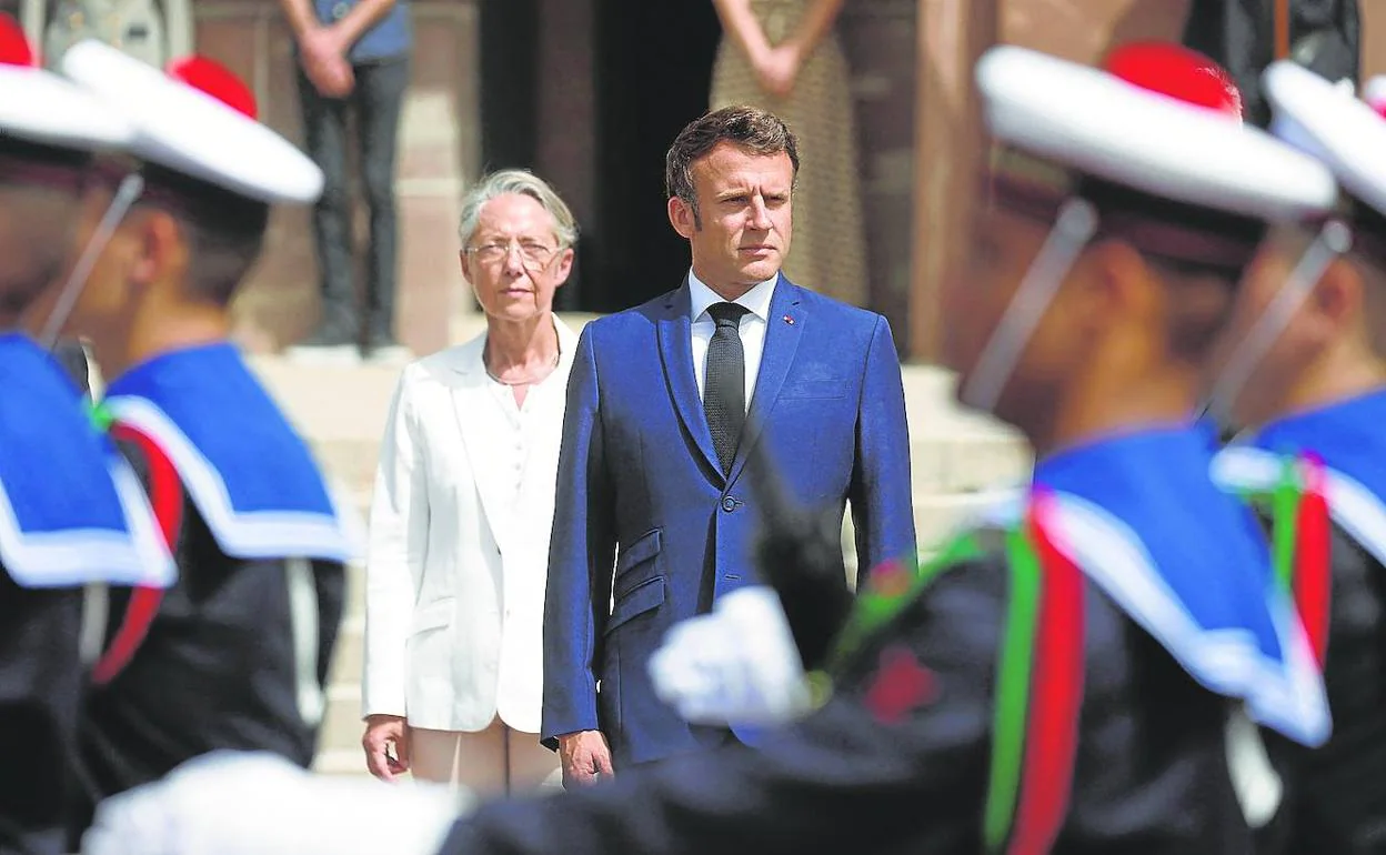 Emmanuel Macron y Élisabeth Borne presiden una ceremonia militar para conmemorar la derrota de los nazis en Europa. 