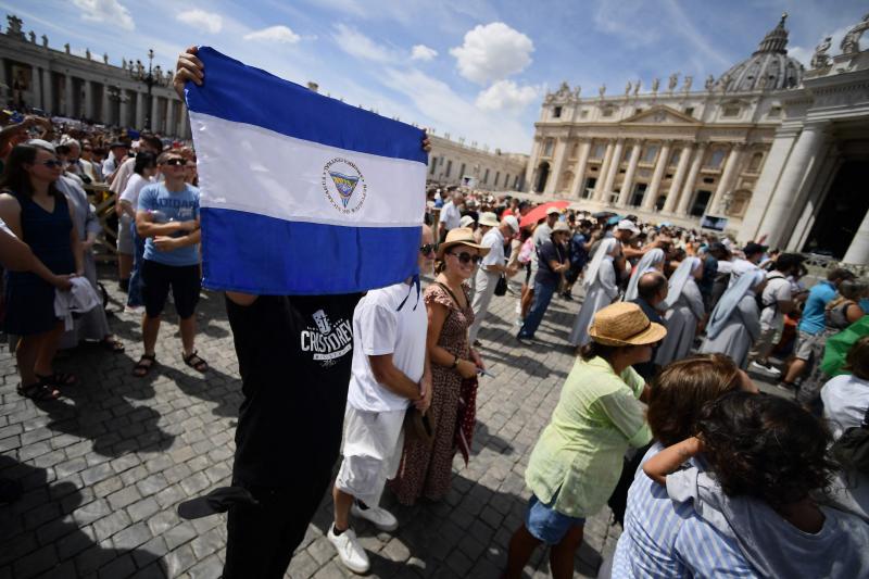 Un hombre enarbola la bandera de Nicaragua durante la oración de este domingo del Papa en la plaza vaticana de San Pedro