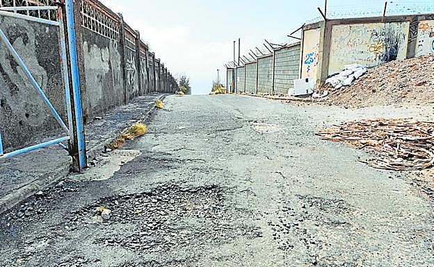 Estado que presenta la vía de acceso al centro de San Juan de Dios. 