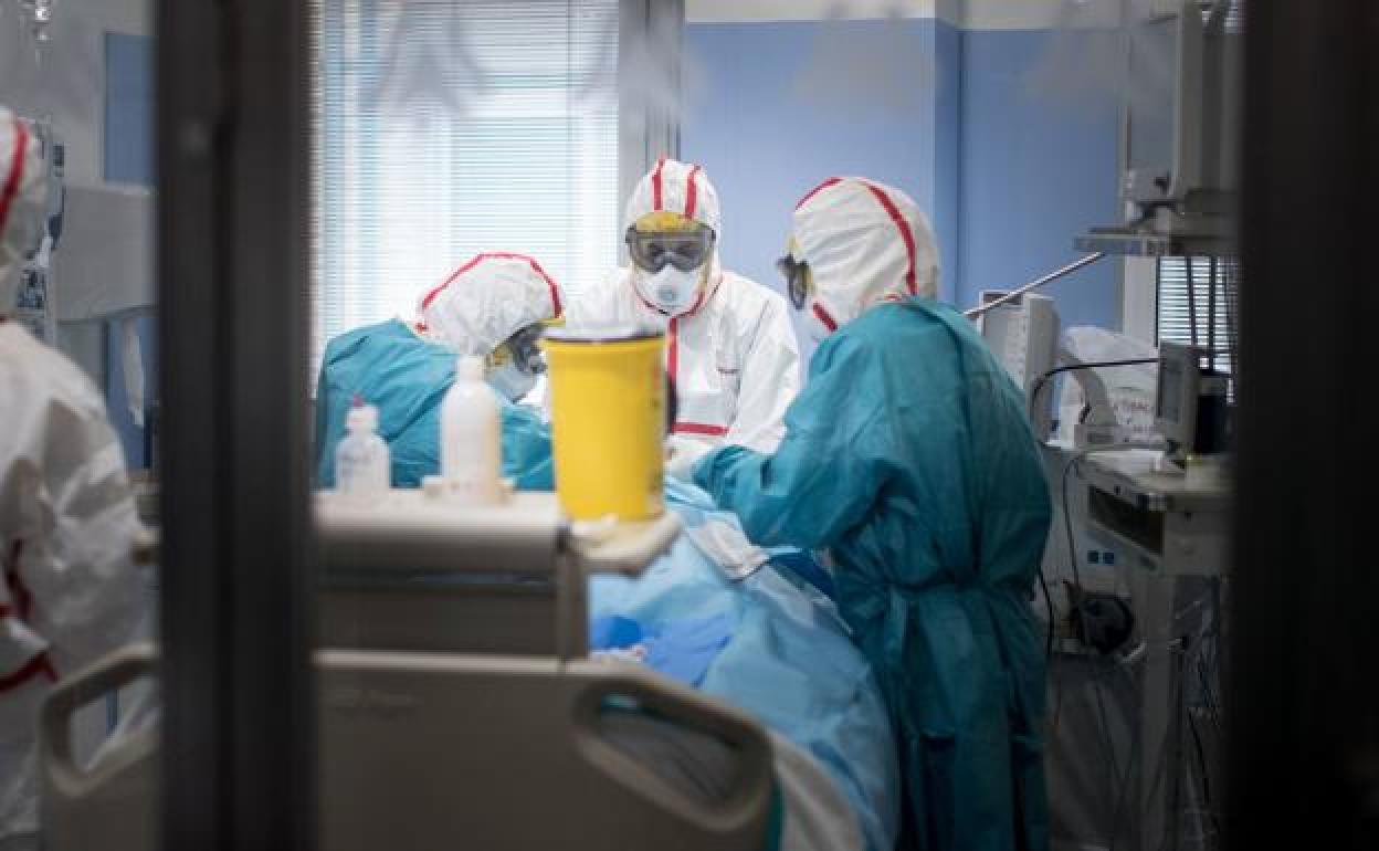 Sanitarios trabajan en la UCI de un hospital granadino. 