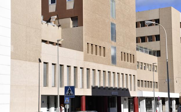 Frustración entre sanitarios y pacientes por el concurso fallido del Materno Infantil
