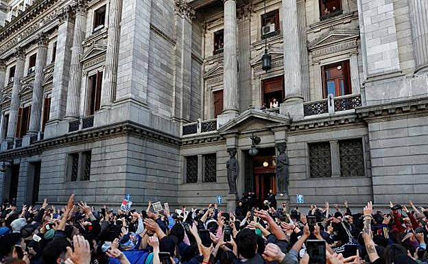 Fernández de Kirchner se asoma al balcón del Congreso para saludar a sus simpatizantes, este martes