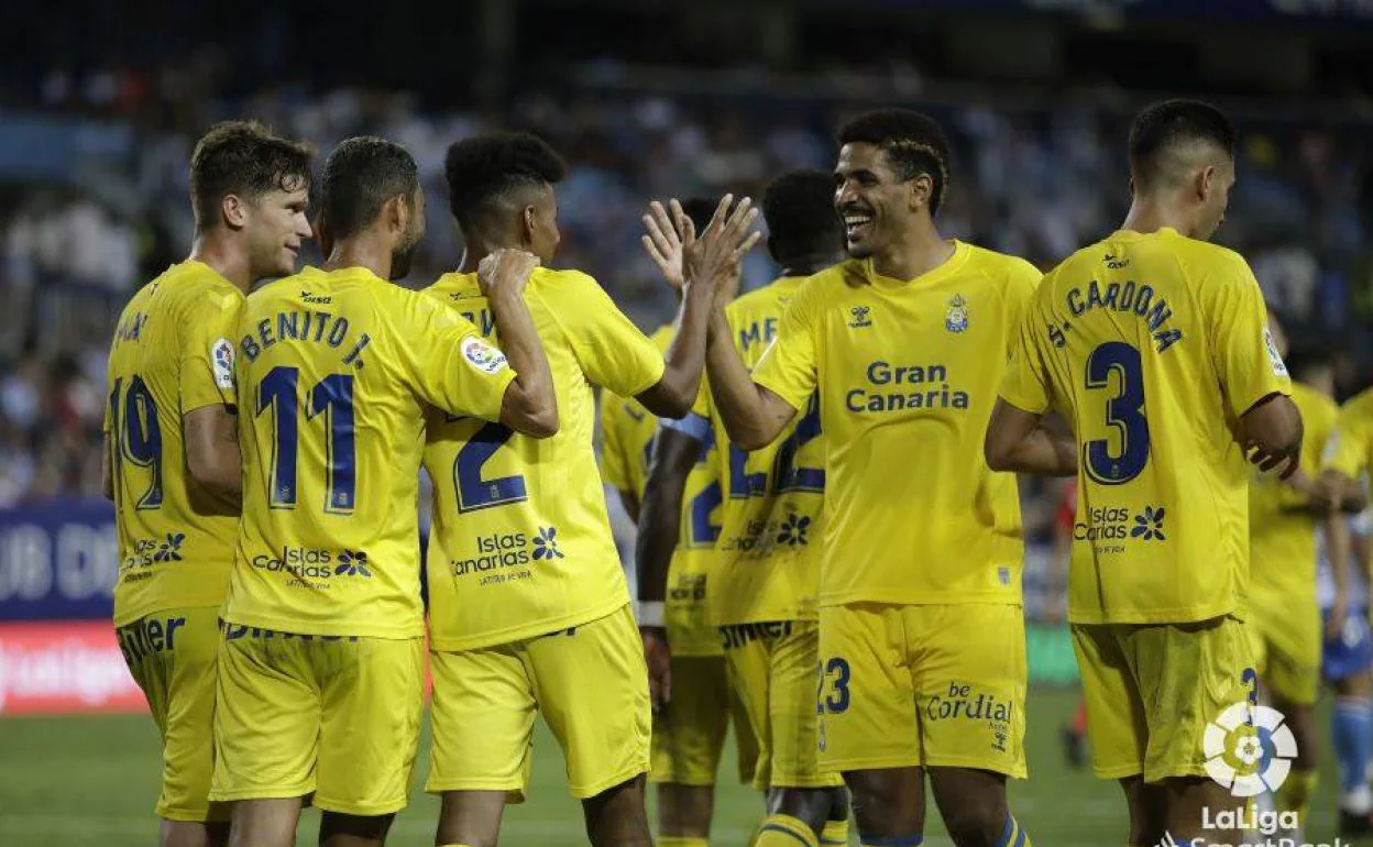 Los jugadores de la UD celebrando el triunfo conseguido el pasado lunes frente al Málaga. 