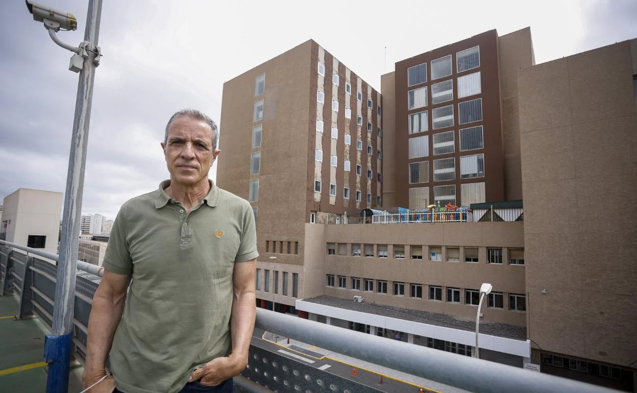 El médico José Carlos Lodos, delante de la fachada desconchada del área de hospitalización del Materno Infantil de Gran Canaria. 