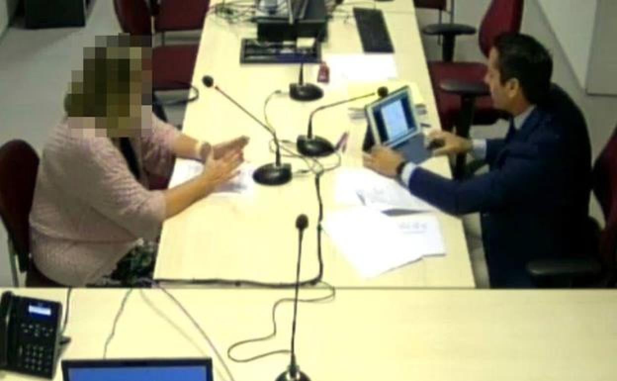 Momento de la declaración de esta funcionaria ante el fiscal. 